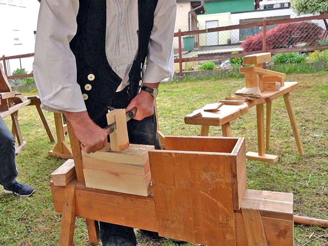 Der Schindelmacher Heinz Feder im Heimathaus Tennenbronn 03