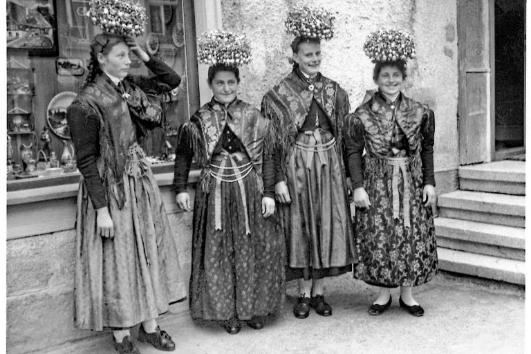 196x PG Trachtenmädchen KatholischeTracht UrsulaBäuerle