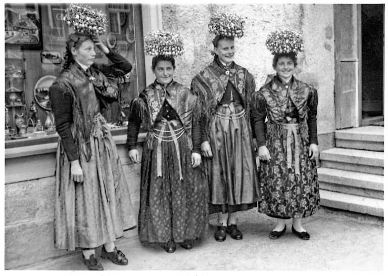 196x PG Trachtenmädchen KatholischeTracht UrsulaBäuerle