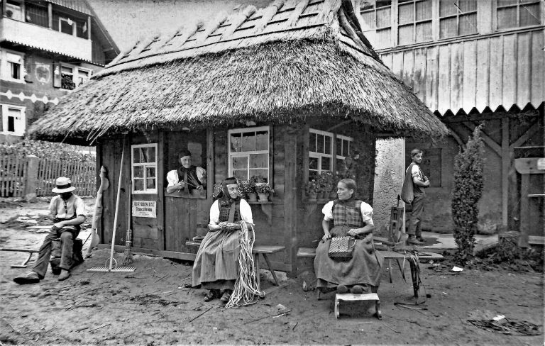 19xx A Gewerbeschau Tennenbronn Strohflechterinnen