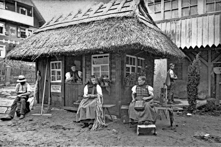 19xx A Gewerbeschau Tennenbronn Strohflechterinnen