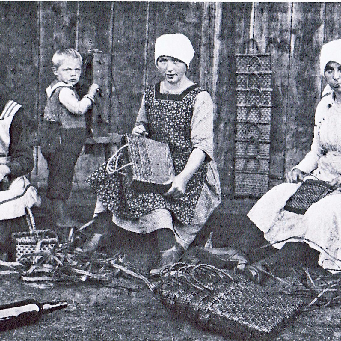 19xx A Strohtaschen Flechterinnen Heimatbuch ErwinHaas