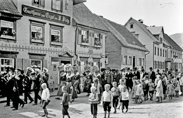 Hochzeitszug Damals und Heute 3