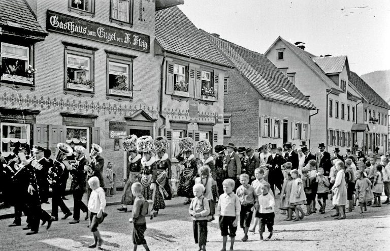 Hochzeitszug Damals und Heute 3