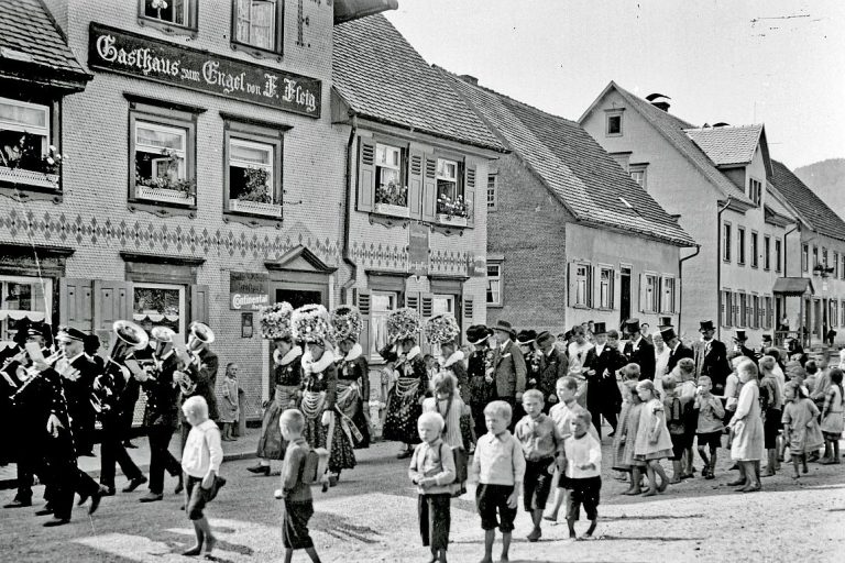 Hochzeitszug Damals und Heute 3