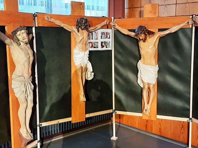 Christuskorpus und Charakterköpfe 01