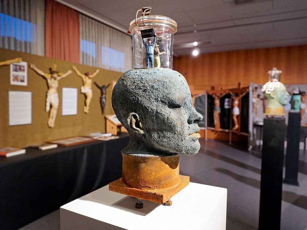 Christuskorpusse und Charakterköpfe 05