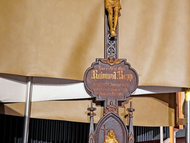 Christuskorpusse und Charakterköpfe 35