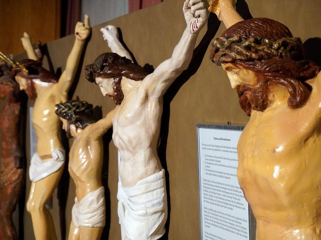 Christuskorpusse und Charakterköpfe 38