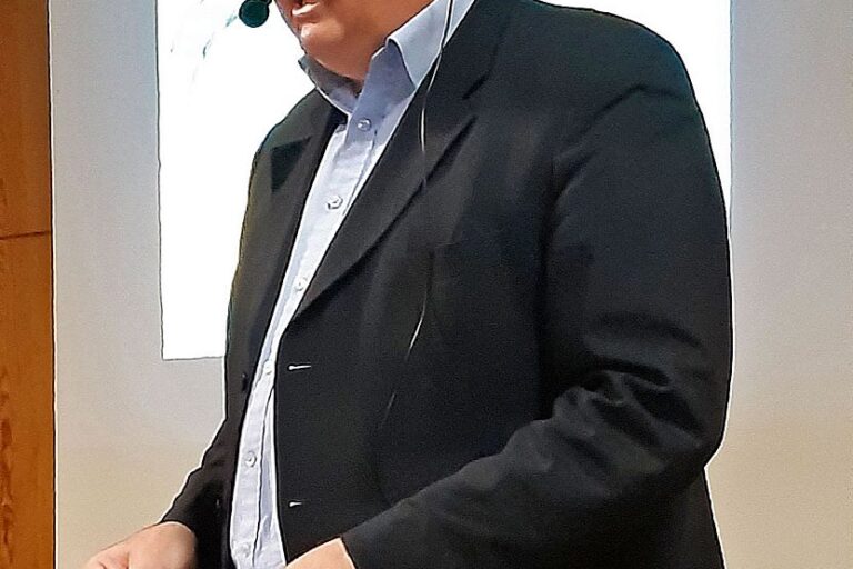 Referent Stadtarchivar Carsten Kohlmann mit dem Markenzeichen des populären Revolutionärs Friedrich Hecker, dem „Hecker-Hut“ Karl Falks Badische Revolution 4