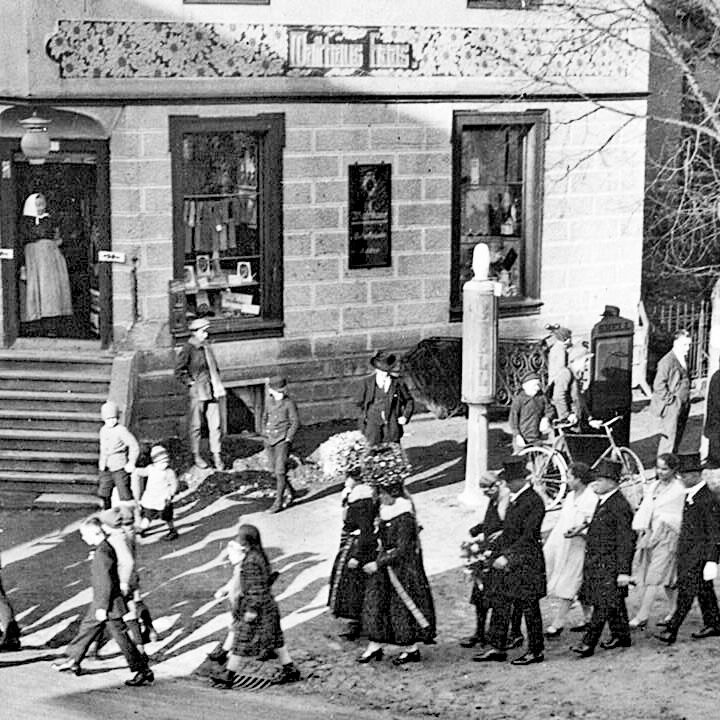 19xx D H Hochzeitszug Roth vor Mathäus Haas bearb geschnitten