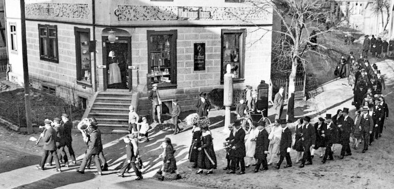 19xx D H Hochzeitszug Roth vor Mathäus Haas bearb geschnitten