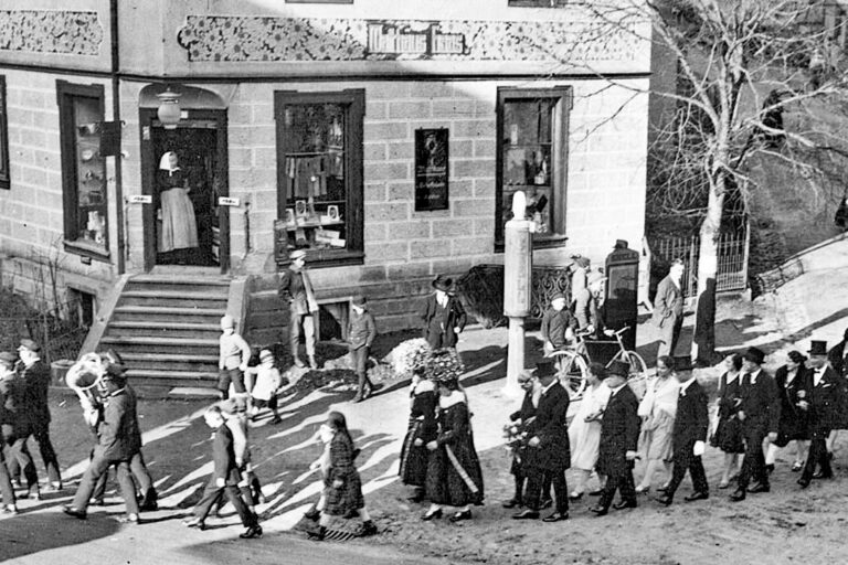 19xx D H Hochzeitszug Roth vor Mathäus Haas bearb geschnitten