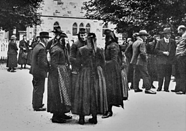 Vor Der Evangelischen Kirche 1200