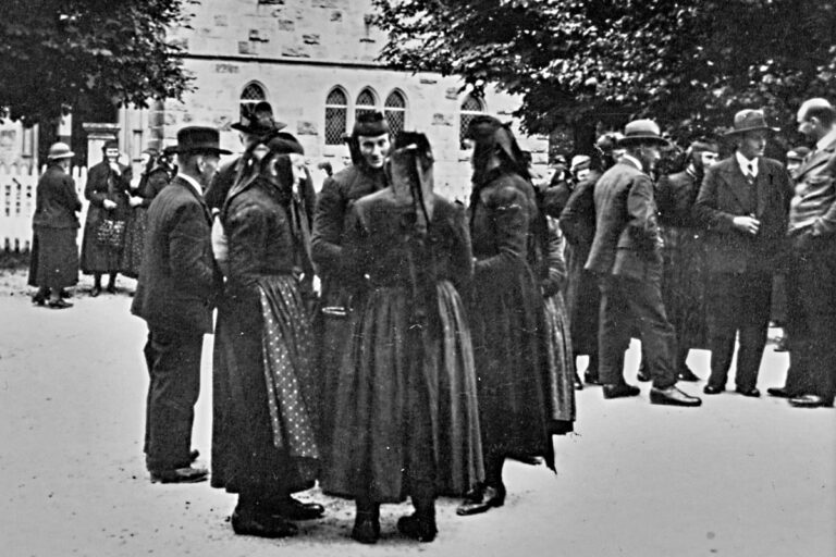 Vor Der Evangelischen Kirche 1200