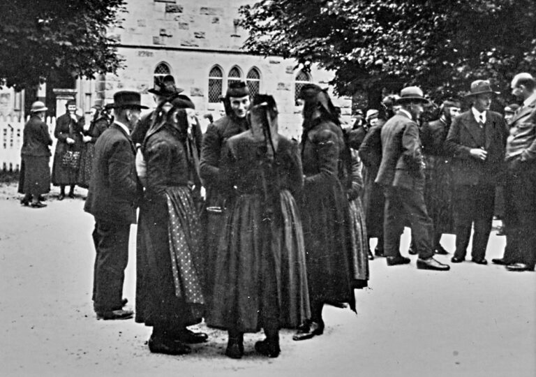 Vor Der Evangelischen Kirche 1200