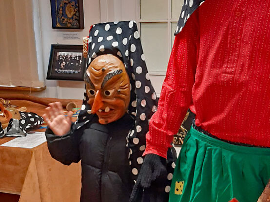 3 Besucherkind mit Probemaske