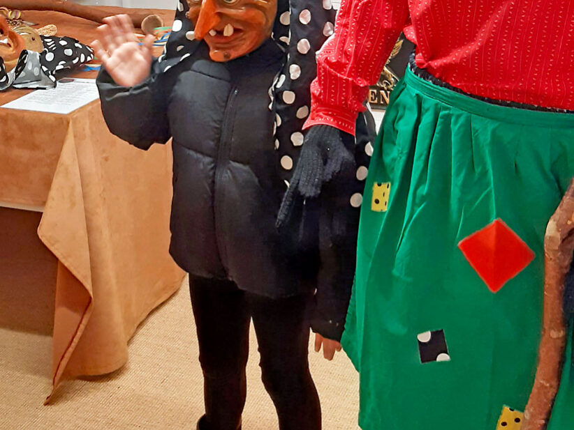 3 Besucherkind mit Probemaske Ausschnitt