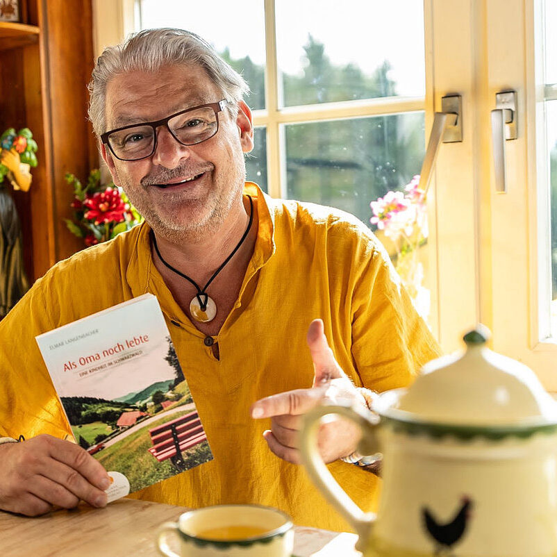 Elmar Langenbacher mit Buch