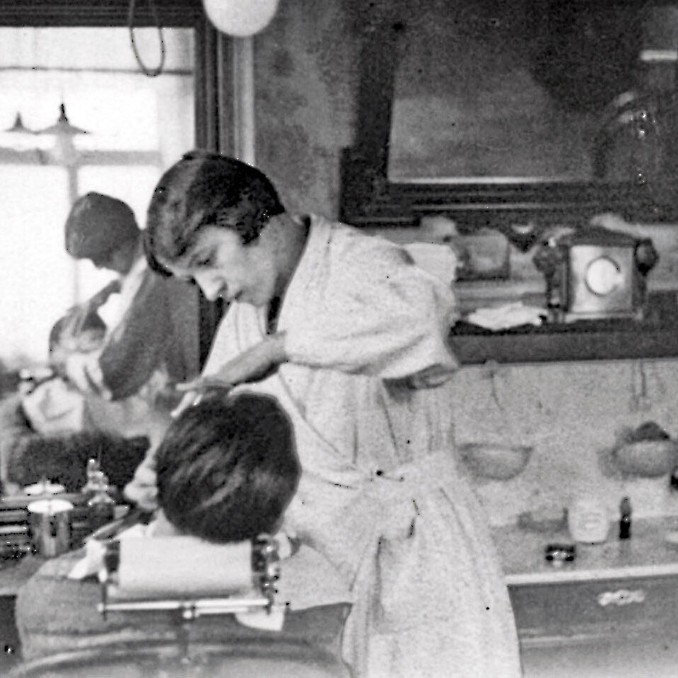 029 Haustafel bildA 027 Friseursalon Heinrich Martin bearbeitet Doppelspalte