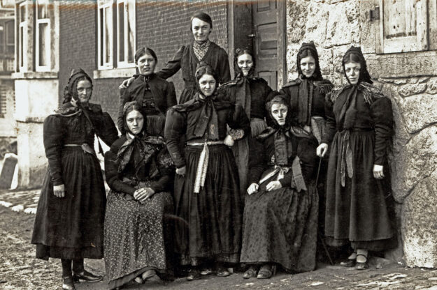 Trachtenfrauen am Löwen Quelle Sengle A2 1200 Trachtenfrauen am Löwen Quelle Sengle A2 1200