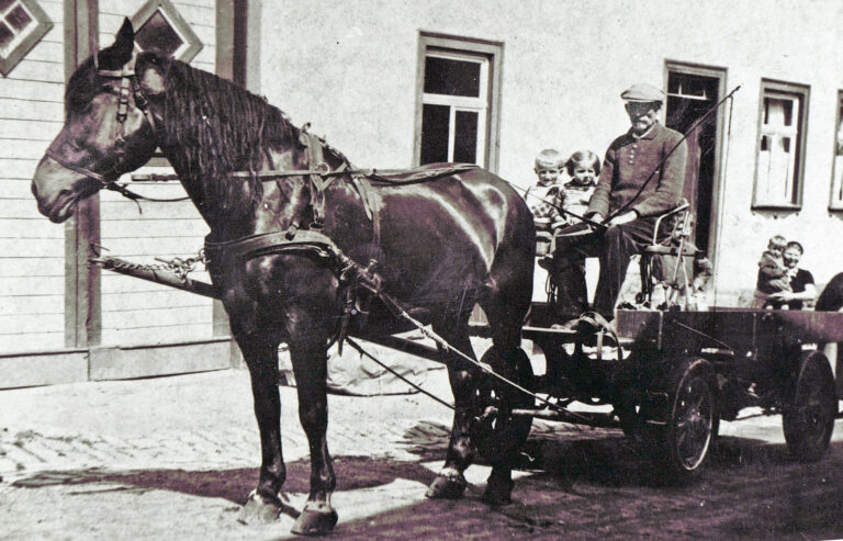 Haustafel Bild 1935 Roth Milchmann KarlEgon Irmgard ChristianRoth Milchmann Pferd Lotte Haustafel Bild 1935 Roth Milchmann KarlEgon Irmgard ChristianRoth Milchmann Pferd Lotte