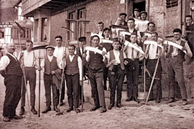 Löwenwirt Wilhelm Wöhrle mit Mähern A1