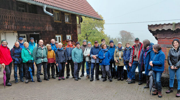 261018 Wandergruppe vor dem Stoffeleshof AM