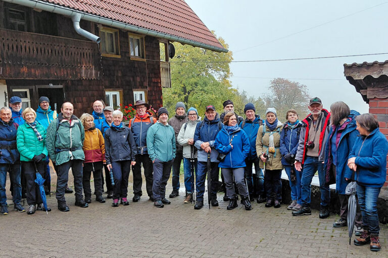 261018 Wandergruppe vor dem Stoffeleshof AM 261018 Wandergruppe vor dem Stoffeleshof AM
