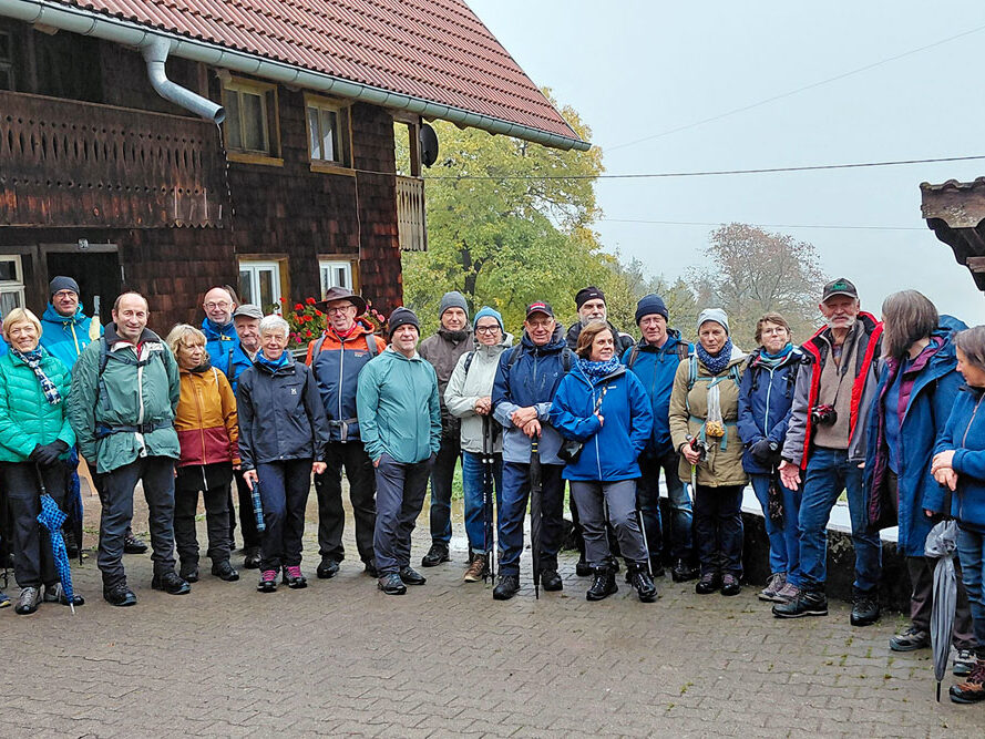 261018 Wandergruppe vor dem Stoffeleshof AM